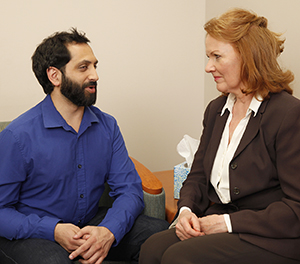 Hombre conversando con un profesional de salud mental.